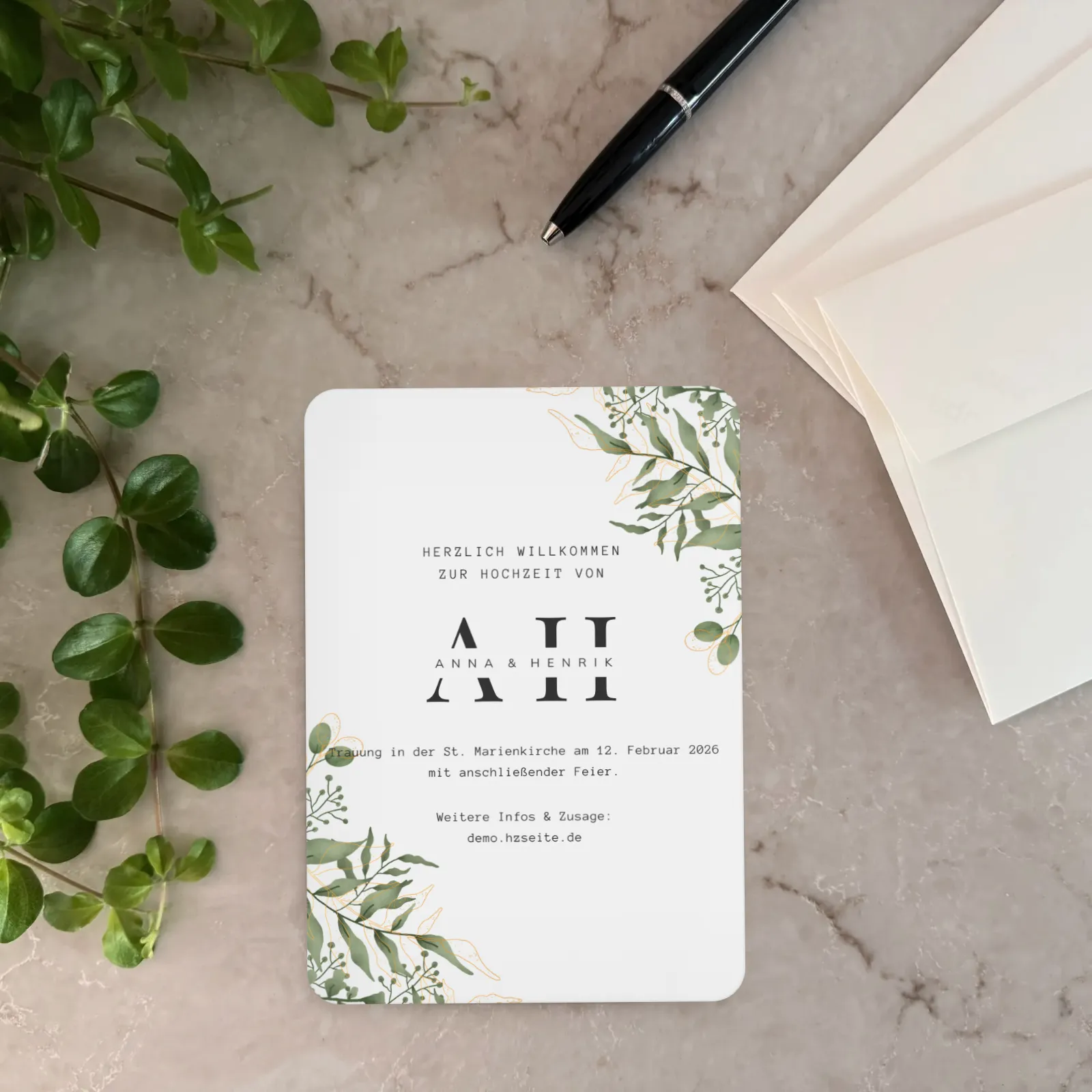 Hochzeitseinladung - Grüne Blätter mit Emblem
