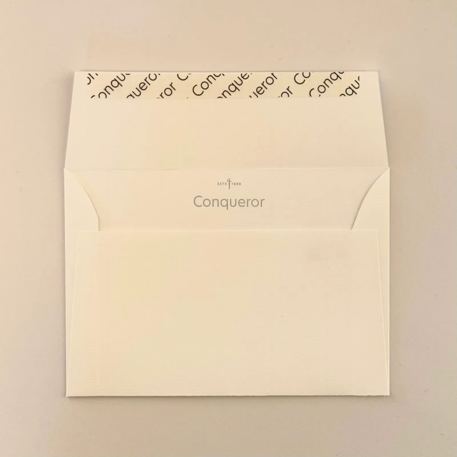 Premium Textured White – Baksida med öppen klaff