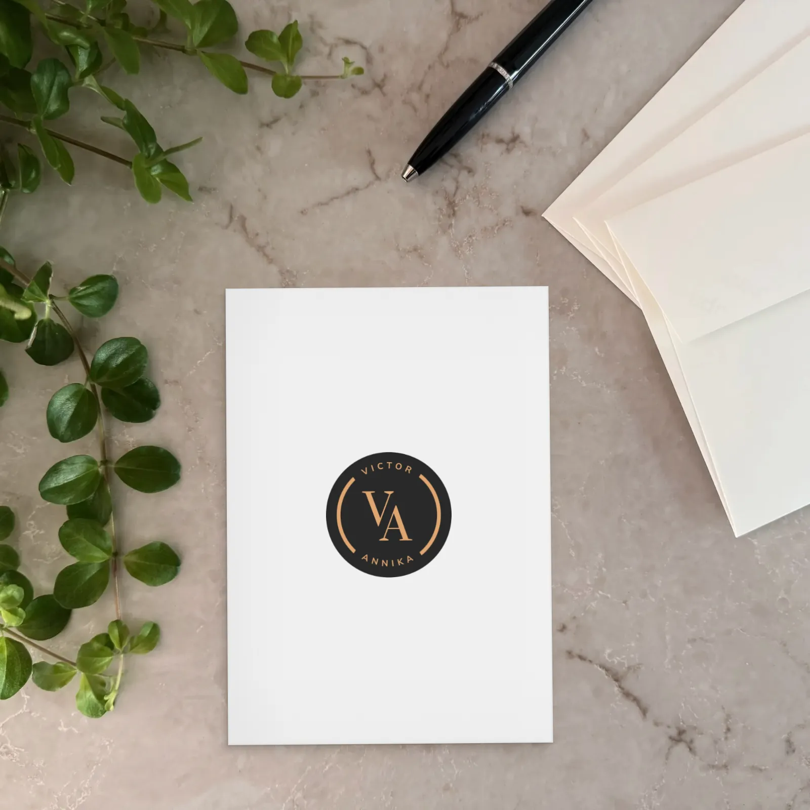 Save the date-kort - Elegant med gulldetaljer og monogram